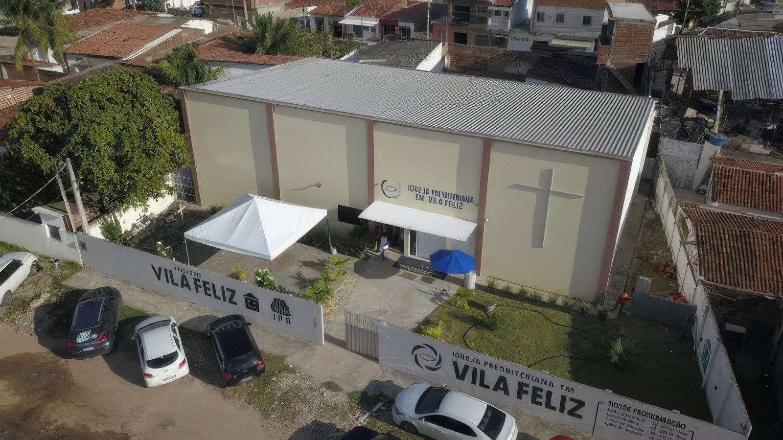 Vista aérea da fachada da Igreja Presbiteriana em Vila Feliz, com o muro do estacionamento em primeiro plano