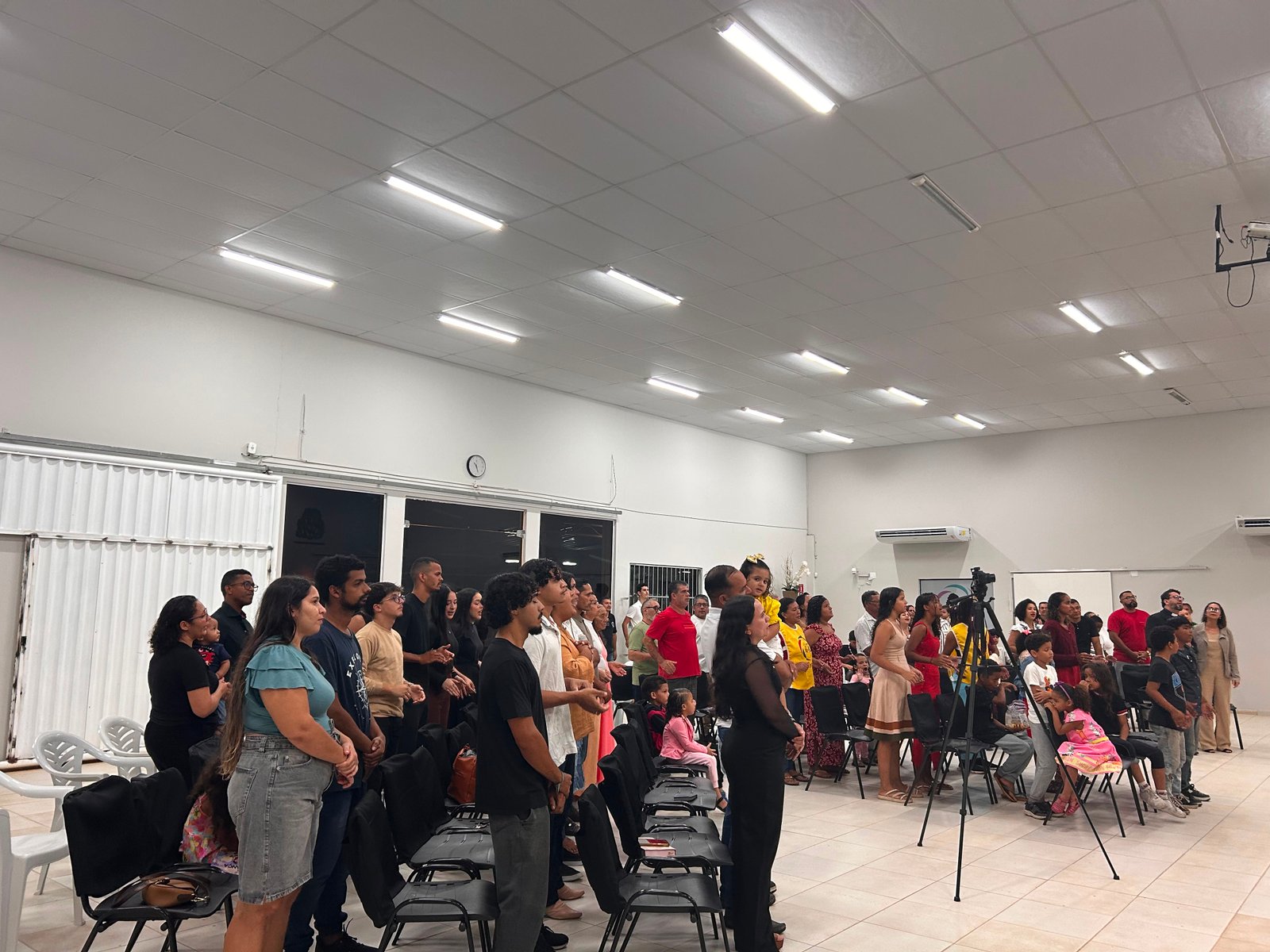Congregação reunida durante um culto na Igreja Presbiteriana de Vila Feliz, com o pregador ao púlpito