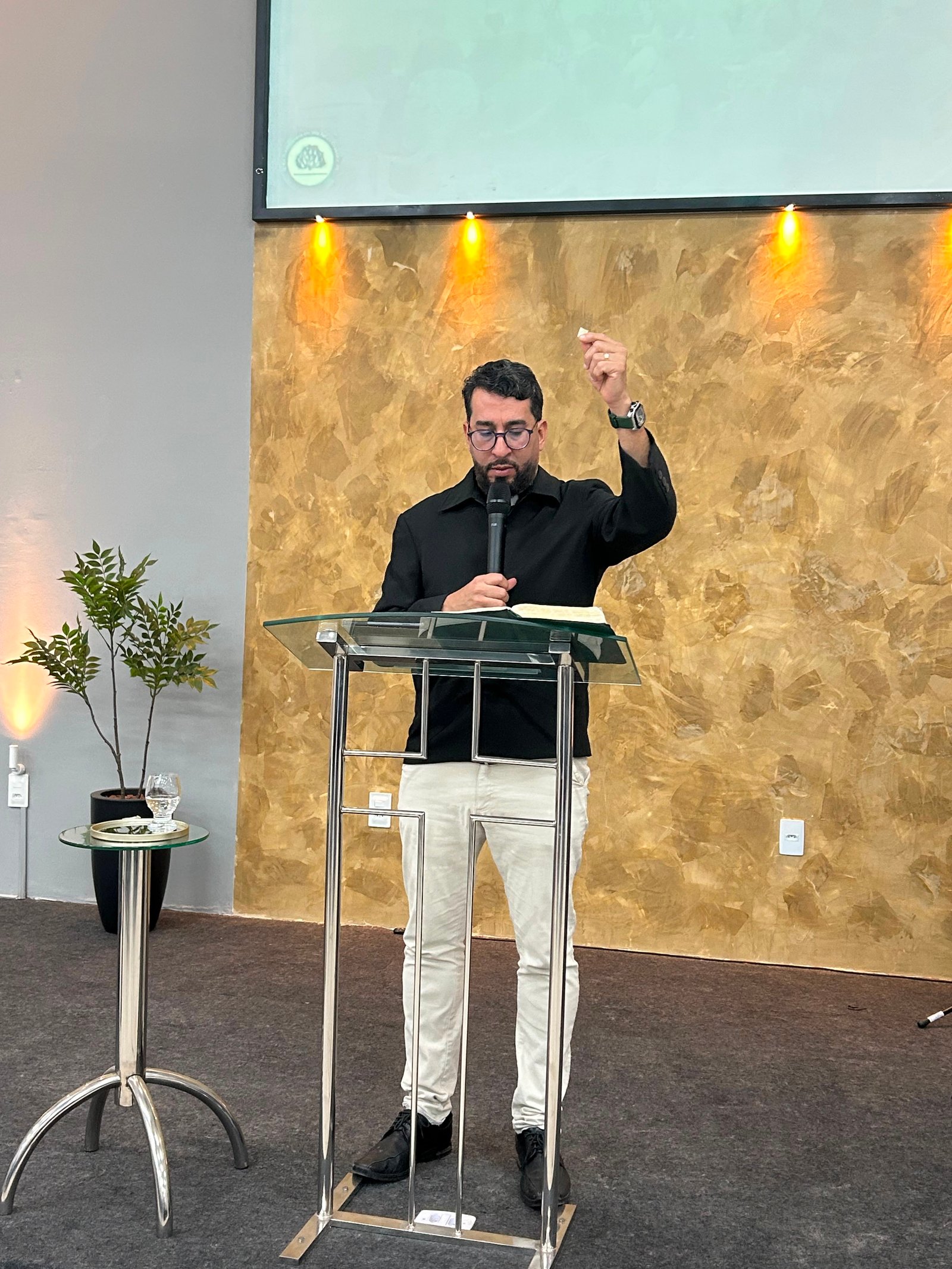 Reverendo Carlos Rodrigo Rocha, pastor da Igreja Presbiteriana de Vila Feliz, pregando ao púlpito